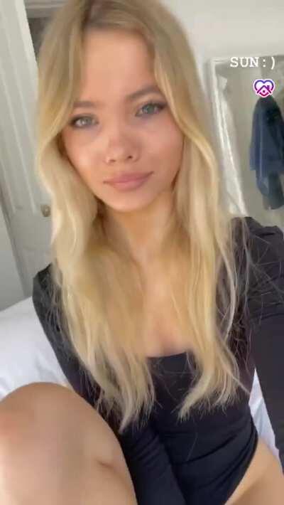 Sexy little Freya Allan with those fuck-me eyes & dick sucking lips. 😏