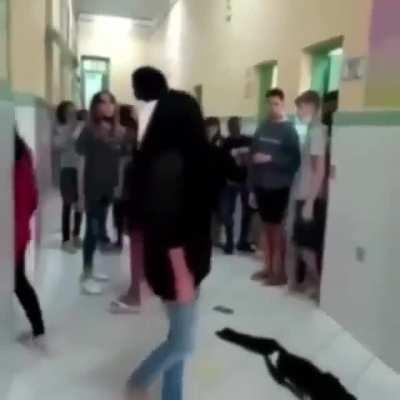 Homem vira mulher para usar banheiro feminino que mulheres conseguiram, e bate em mulher que reclama. Quanto tempo o lacre vai conter isso? 🤷🏻‍♂️