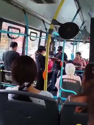 Cruce entre una joven y Policía de la Ciudad luego de que le solicitaran documentación y le preguntaran qué iba a hacer a la Ciudad