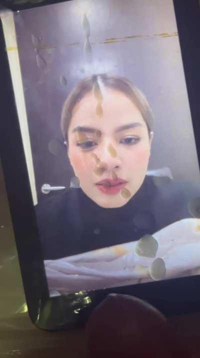 Dah lama nak tengok dia bukak tudung,Ni pun tak full lagi. semoga terus berani untuk free hair