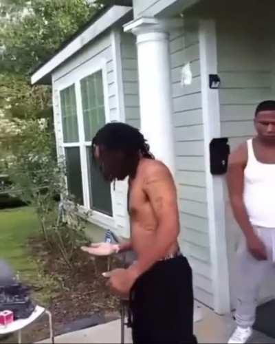 Don’t ever fight a nigga that still wear ecko shorts😭😭