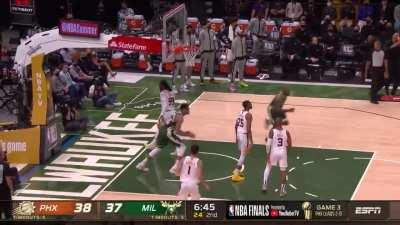 [Highlight] Giannis drops the hammer off PJ Tucker’s save