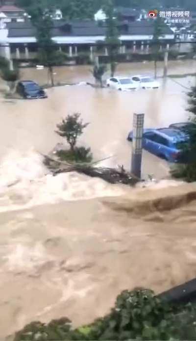 河南我们就先不管了，先在把镜头转到浙江，离海岸线还有将近400公里就已经这样了啊，浙北告急··········