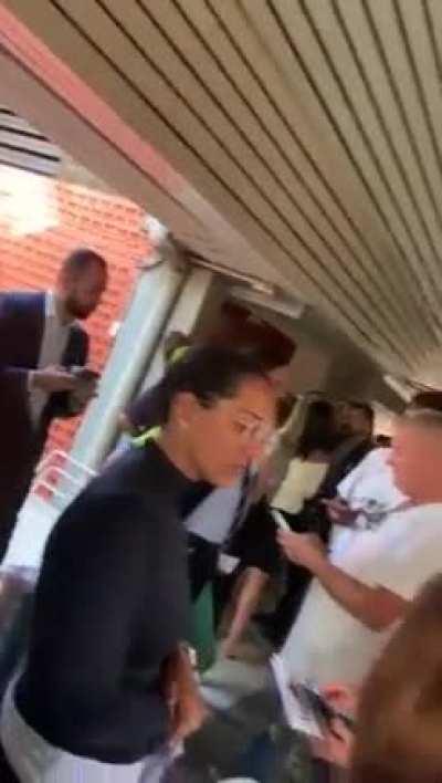 Bolsonaristas presos chorando ao receberem a notícia de advogados sobre consequências dos atos terroristas em Brasília.