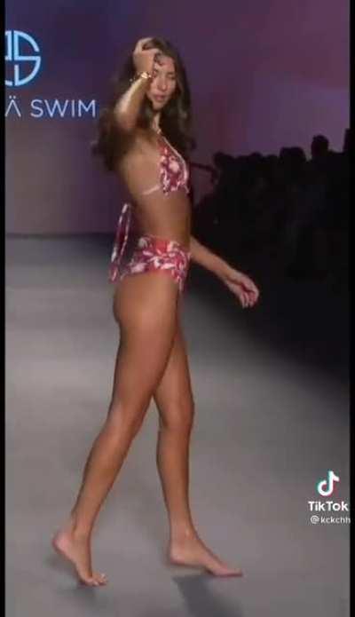 Yesterday I found out about a fashion Show in my town and I thought to myself 