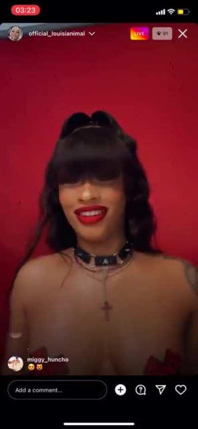 Her live a couple minutes ago 😍