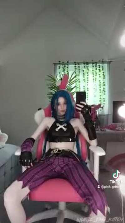 Do I have a good figure for cosplaying Jinx?