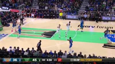 [Highlight] Quentin Grimes is hitting these wing 3s really well; his 3rd of the 1st half