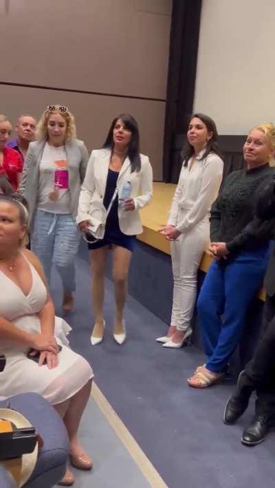 Last night, A young “communist” from Canada interrupts the screening of the film “Plantadas” saying that she knew Cuba and that everything was false… a foreigner teaching Cubans how to live on the island, luckily those present put her in her place ! Video