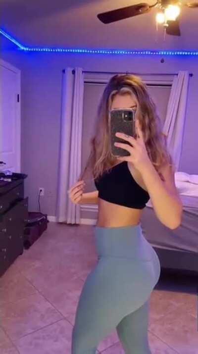 Alexa Rapp shaking ass for 2 minutes