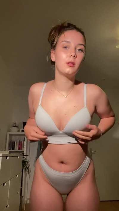 Hi to the same 4 guys who see me stripping half naked 🥰