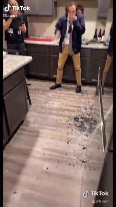 Don’t... ✍🏻 throw... ✍🏻plates ... ✍🏻