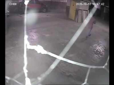 Así es como en 15min entraron a mi edificio y se llevaron una bicicleta armada, así es, literalmente le saco la rueda delantera a la mía y se la puso a la que pudo afanar. Solo en tuculandia, cada día más audaces y profesionales estos soretes, increíble.