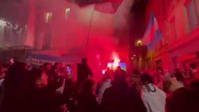 Jodiendo a los vecinos desde Burdeos Francia, apoyando a la scaloneta