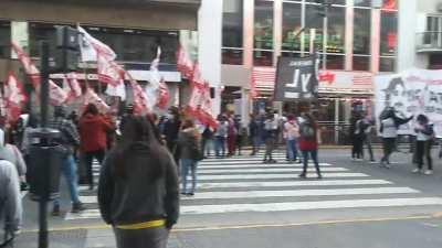 Marcha de hoy 27/04/21 en el centro del obelisco. Desde adentro.