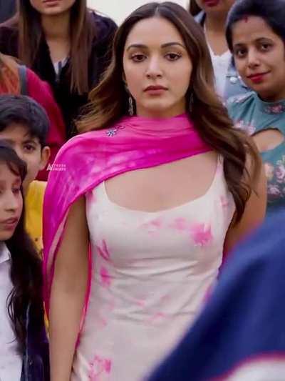 Kiara Advani cleavage