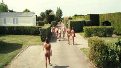 Maria de Medeiros & man - Ni à vendre ni à louer (FR2011) - Strange naturist place