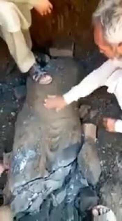 Destroying a statue of Buddha to prove muh love for Islam😎😎☪️🇵🇰. Disgusting Animals!