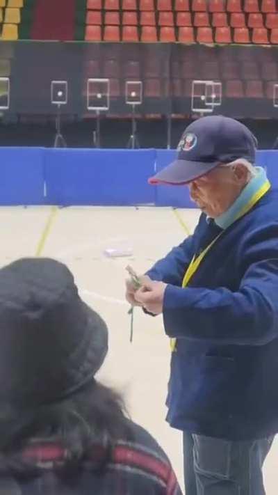 Impressive 92-year-old slingshot player