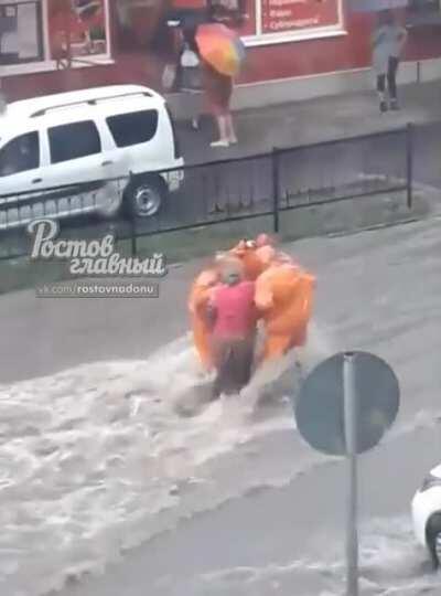 Тем временем в Ростове на Дону, спасатели помогают бабушкам переходить дорогу.
