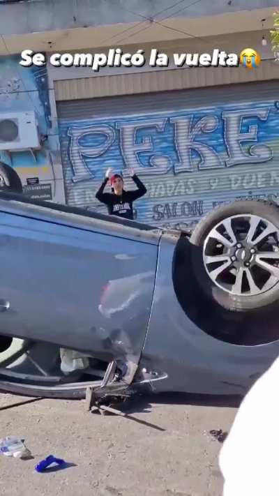 Isidro Casanova: Se cruzó con un auto volcado y se burló del conductor en la cara