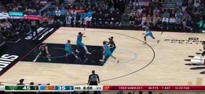 [highlight] Joe Ingles forgets he’s the sharpshooter, Giannis the brick layer