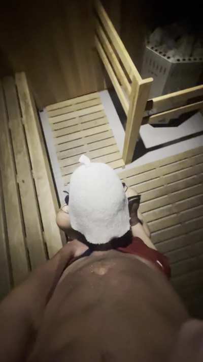 I sucked my boyfriend's cock in the hotel sauna yesterday🤭