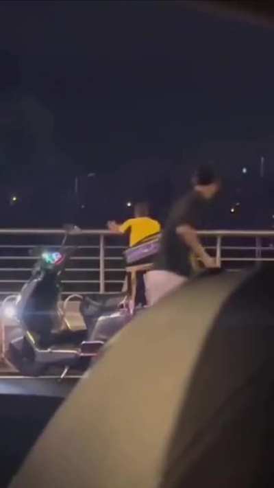 8.13内蒙古赤峰，外卖小哥好像遭遇感情问题，女朋友在旁边