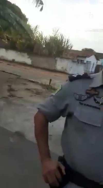 PM Prende Professor por se Recusar a Tirar de seu Carro Adesivo 