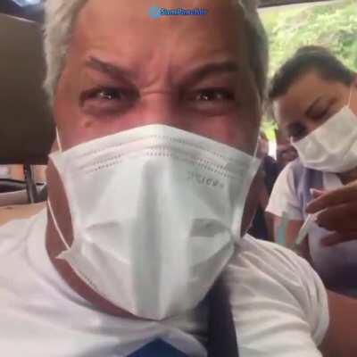 Da serie: vacina para mim, cloroquina para vocês. Sikera Jr que maldizia'' a vacina Chinesa do Doria'', tomou hoje a primeira dose da Coronavac. As voltas que esse mundo dá não é mesmo? Questionado nas redes sociais recomendou que os seguidores se vacinas