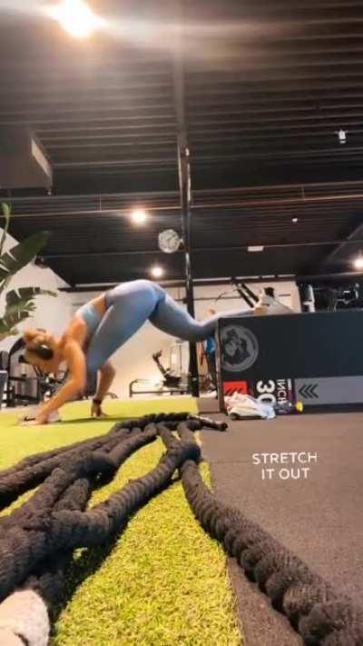 Wat blijft ze toch n heerlijke reet hebben🥰🥵