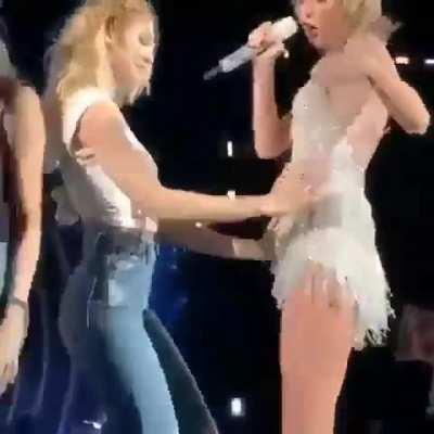 Candice Swanepoel contained herself not to go on with Taylor Swift...Wonder if any lucky man had that duo for any night after seeing that.