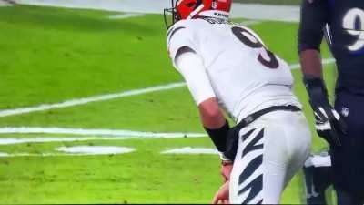 [Injury] Joe Burrow injured + being examined in the injury tent