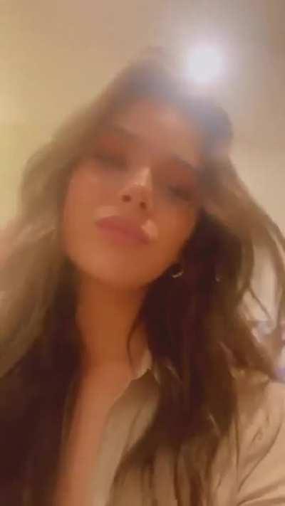 So happy to see natural Hailee again.