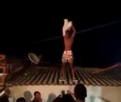 Элвис покинул здание