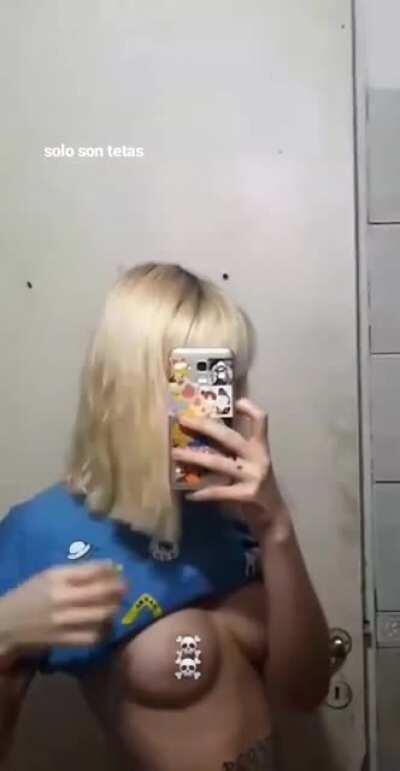 solo son tetas eh :v, no me imagina sin tanga me vengo antes de jalarmela
