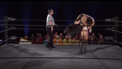 Kilynn carrying Taya with ease 💪🏽