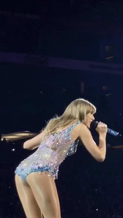 Never getting enough of Taylor Swift's ass🥵