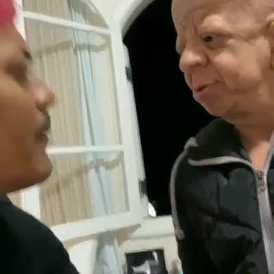 Confesso que meu pênis ficou enrijecido.