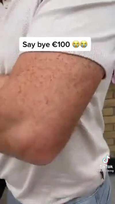 Tying a 100€ to the end of a balloon for a birthday present