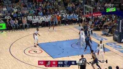 [Highlight] Dame gets stuck after terminating the dribble but pivots his way open and banks it in