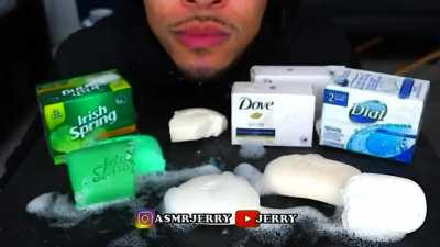 O café da manhã tá pronto alguém quer?