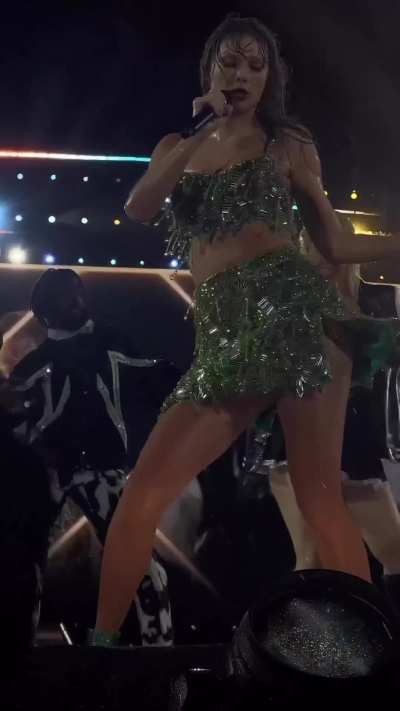 Taylor Swift Hot and Wet