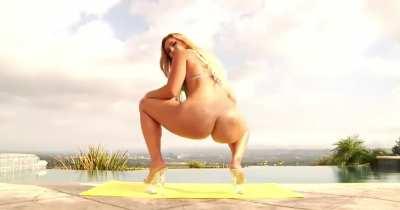 ��?KM aNked twerk