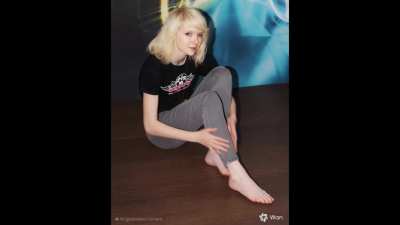 Rose building a PC barefoot. Plus a Rose feet (AI and non-AI) compilation.