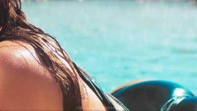 This dusky goddess Deepika Padukone is on a mission to leak men & women in theatres everytime she appears on the big screen.