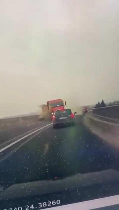 Romania 🇷🇴
Three people were killed in a serious traffic accident in the Avrig belt. The driver of the dump truck, a 67-year-old man living in Tiliska, collided with a car traveling in the opposite direction, driven by a 38-year-old man living in the Cova