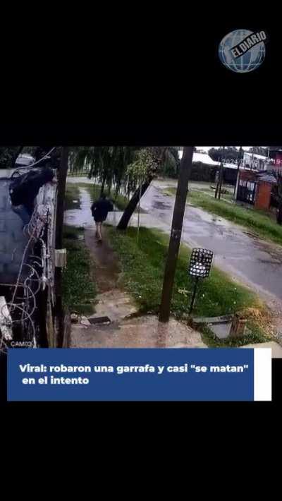 Robaron una garrafa y casi mueren en el intento 