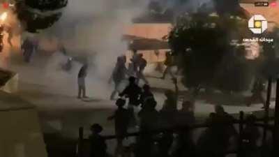 ضرب القنابل الصوتية على المصلين العُزل في مصلى باب الرحمة بالمسجد الأقصى