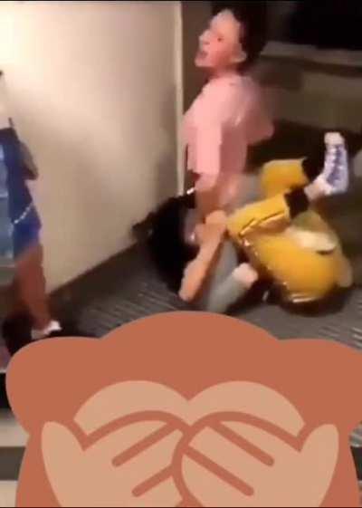 Girl gets her clam bitten during fight